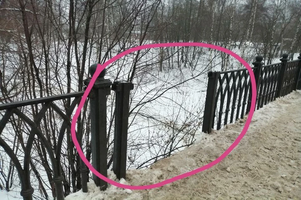 В Рыбинске, по обе стороны моста, который находится около Кустовского парка, появились большие дыры. Фото: Подслушано в Рыбинске
