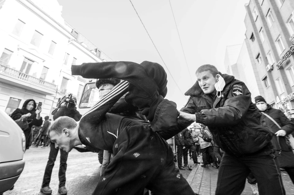 Протестующий вырывается из рук полицейского. Фото: Антон Новгородов, который тоже потом оказался в числе задержанных