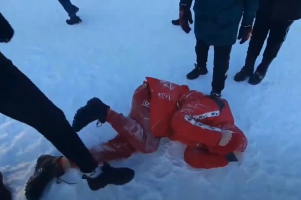 В Таштаголе подростки устроили массовую драку. ФОТО: кадр видео "Открытый город"