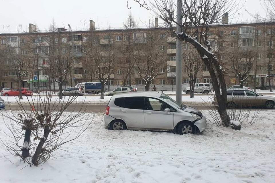 В Красноярске неопытный водитель врезался в столб и погиб. Фото: ГИБДД