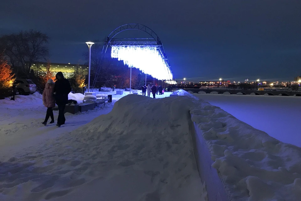У гранитного парапета уже выросли снежные кучи. Фото: читатель КП