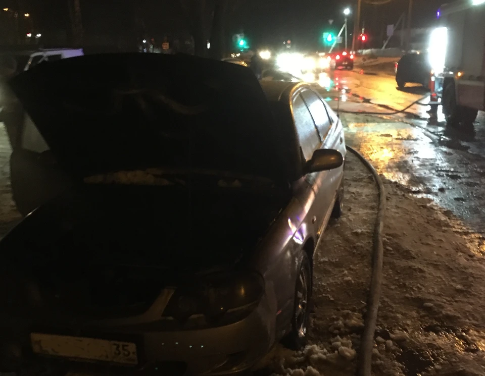 Автомобиль получил повреждения от огня.