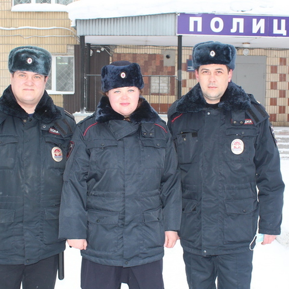 В Пермском крае полицейские вытащили из горящего дома женщину и помогли  избежать серьезного пожара - KP.RU