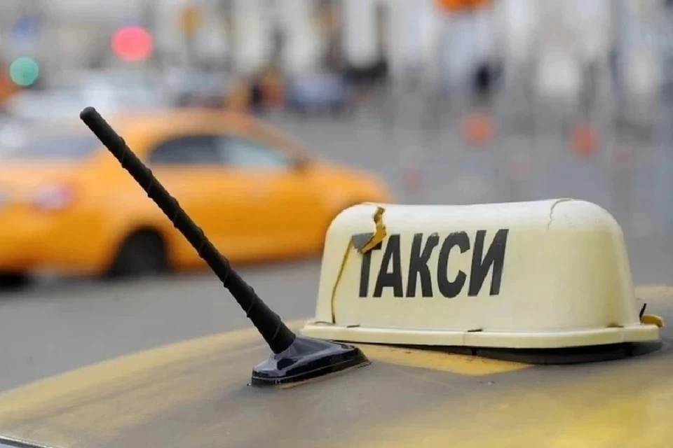 Неизвестные снимали деньги с карты с помощью популярного приложения для вызова такси.