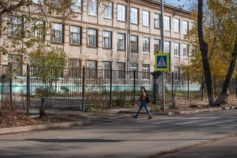 Девочки переходили дорогу в темное время суток без светоотражающих элементов на одежде