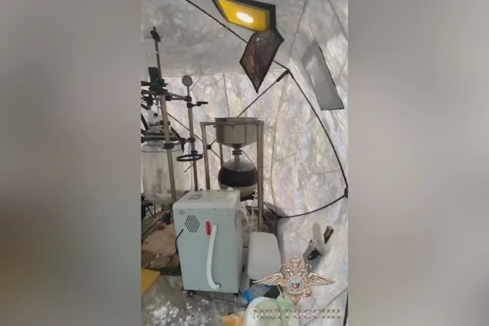 Секретную лабораторию в лесу нашли в Кузбассе полицейские. ФОТО: кадр видео ГУ МВД России по Кемеровской области.