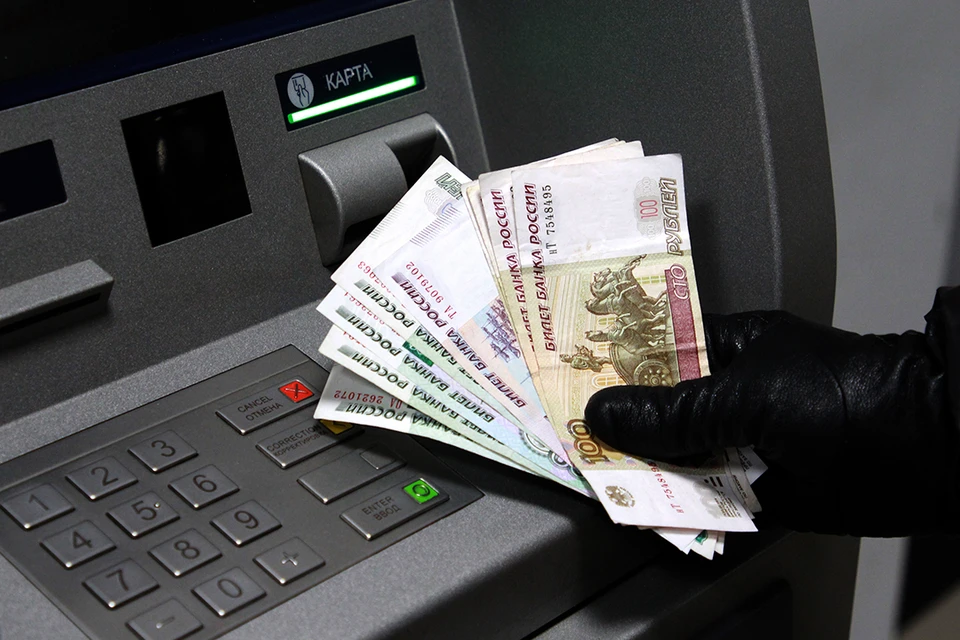 Инспектор ГИБДД из Бурятии за взятки выдавал автомобильные права без экзаменов