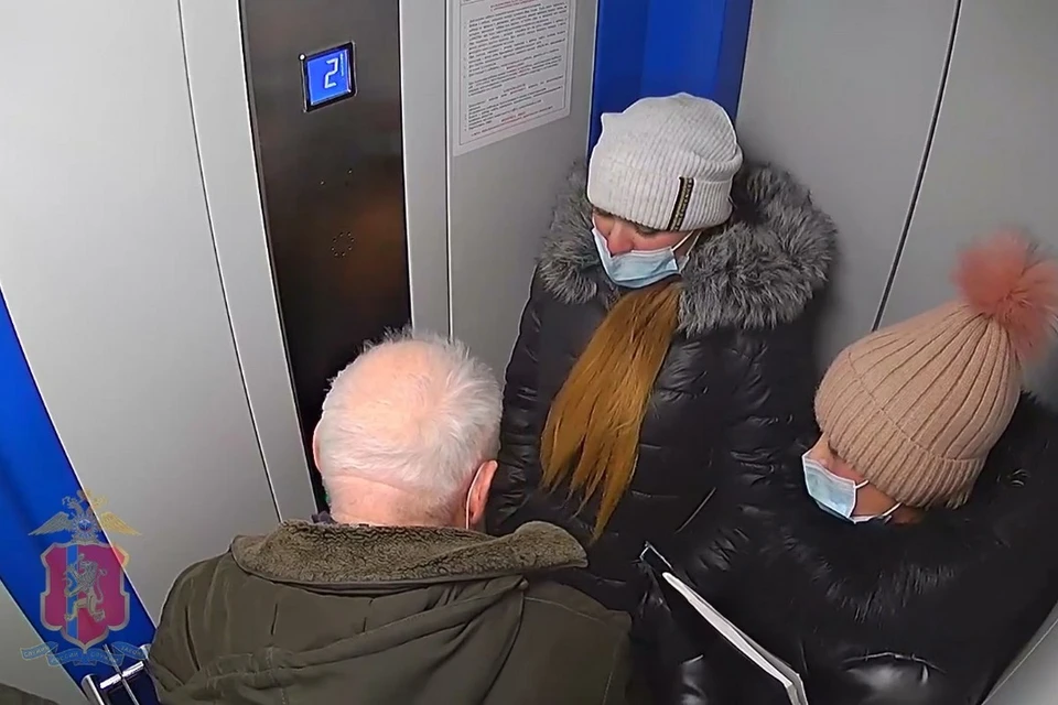 В Красноярске полиция разыскивает пожилых людей, пострадавших от лже-медиков. Стоп-кадр видео
