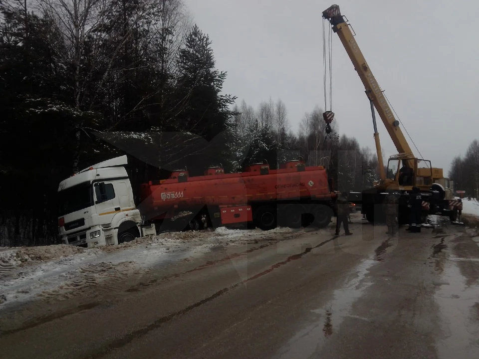 Под Рязанью бензовоз вылетел с трассы в кювет.
