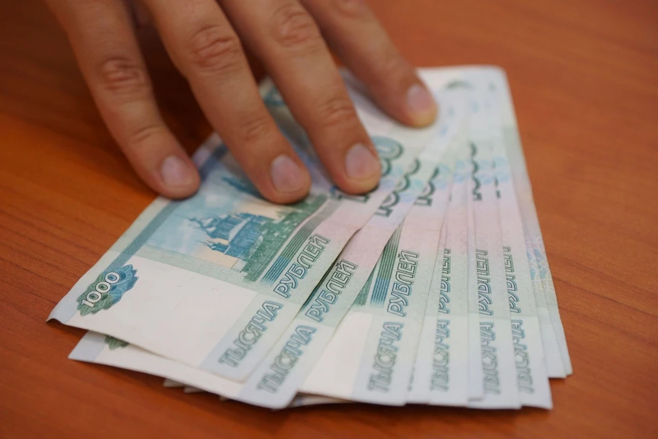 Получив от пожилой женщины конверт с деньгами, мошенница поспешила уйти из ее квартиры.