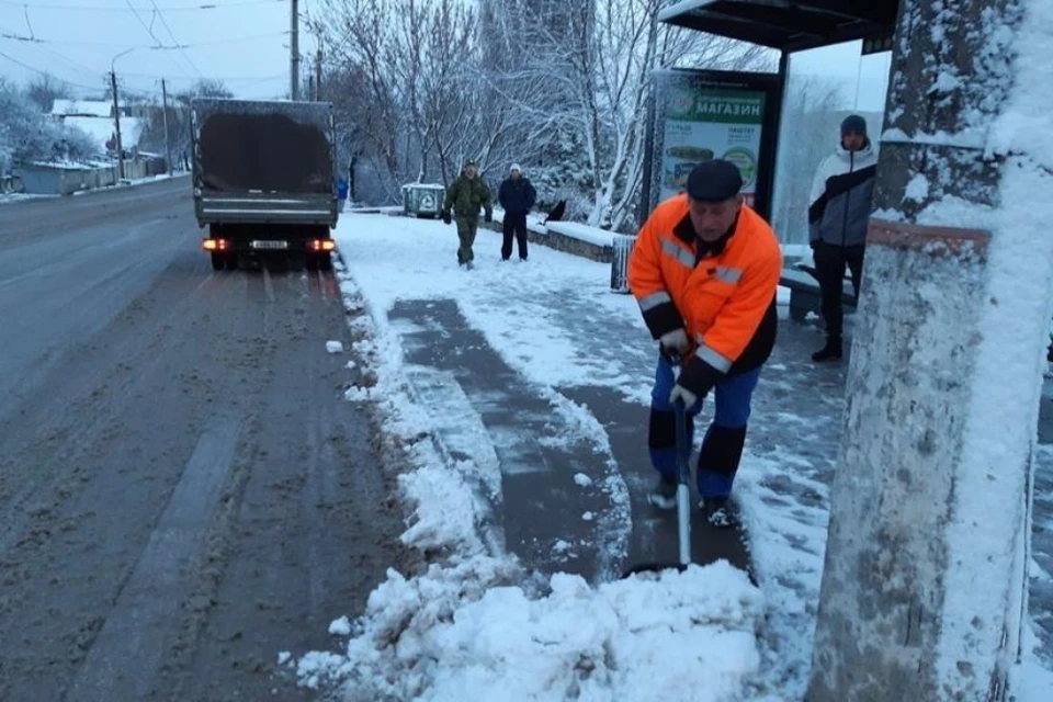 В Симферополе на уборку снега ранним утром вышло 222 дворника. Фото: официальный сайт администрации Симферополя.
