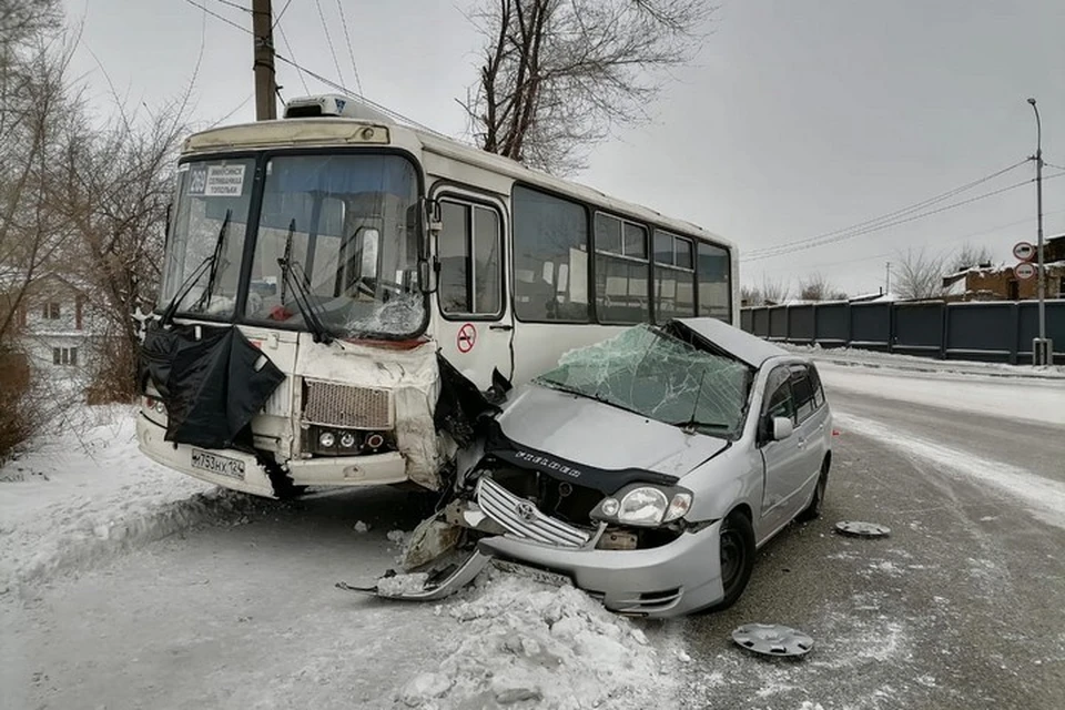 В Минусинске иномарка врезалась в пассажирский автобус. Фото: пресс-служба ГИБДД края