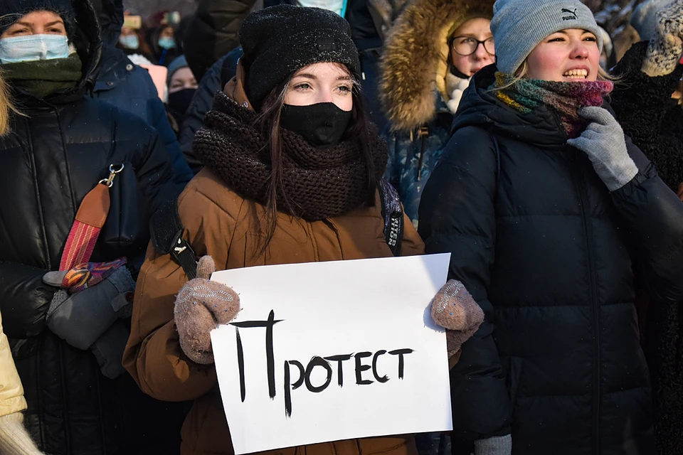 Российские блогеры, а за ними и следователи СК России попытались выяснить, кто же стоит за теми, кто призывает российскую молодежь к несанкционированным митингам