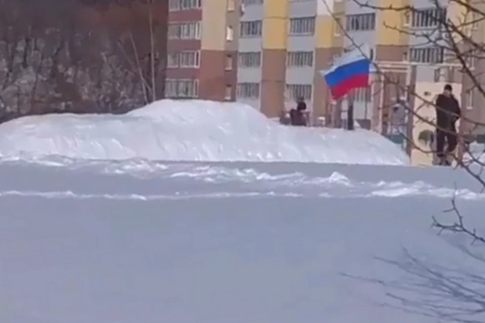 Приморцы в восторге от необычной снежной фигуры. Фото: instagram/dpskontrol125rus