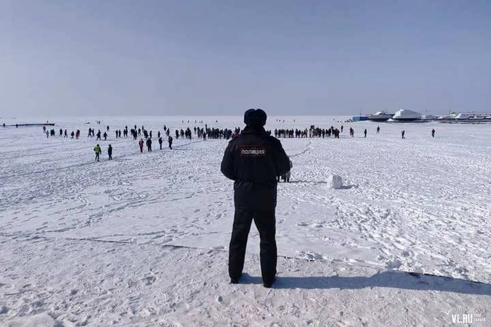 Полиция с берега наблюдает за участниками несанкционированной акции. Фото: vl.ru
