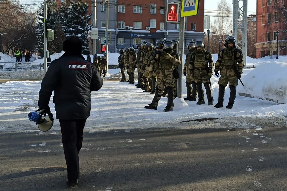 Полиция обеспечивает безопасность во время акции.