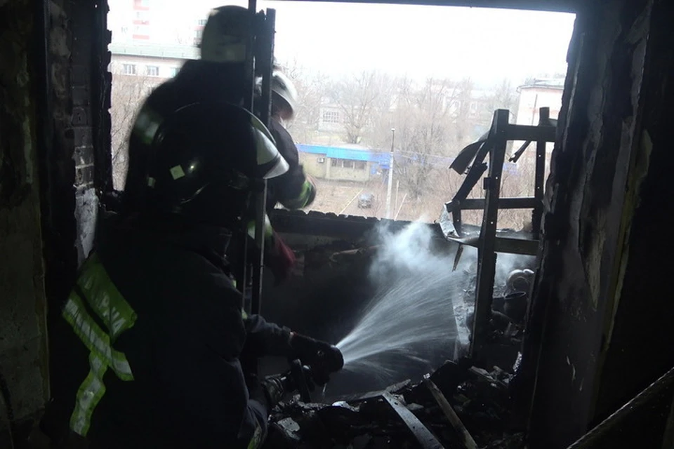 Пожар возник в квартире на четвертом этаже пятиэтажного дома. Фото: МЧС ЛНР