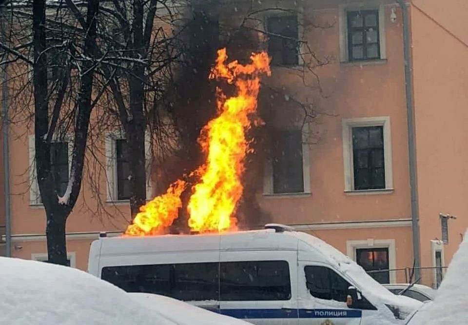 Автомобиль Росгвардии загорелся в центре Москвы. Фото: Twitter