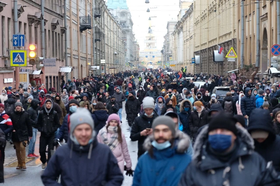 Несанкционированный митинг продолжается в Санкт-Петербурге.