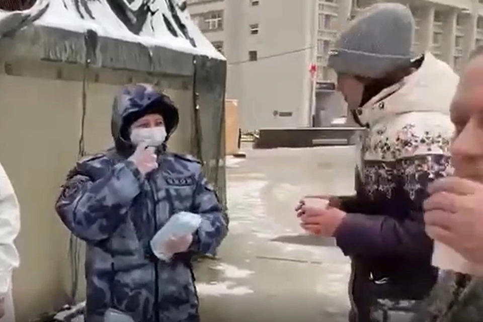 В Москве сотрудники Росгвардии привезли на Трубную площадь полевую кухню и наливают всем желающим горячий чай.