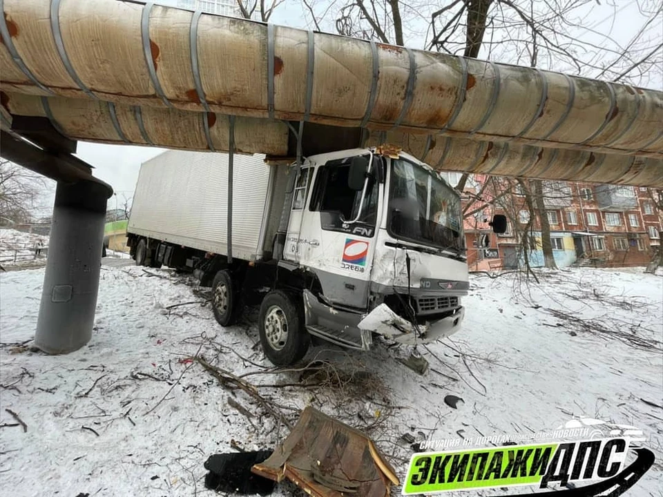 Трубы теплотрассы удержали мощную машину от удара о стену здания. Фото: instagram.com/dps_vl