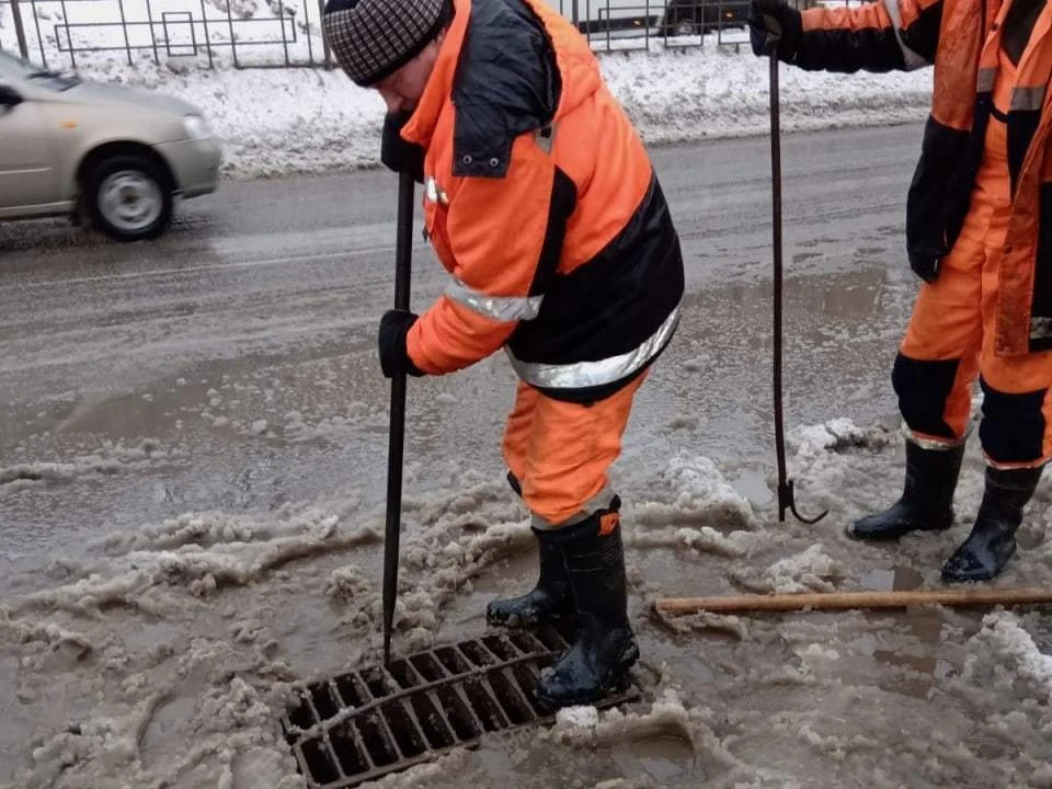 Рабочие очищают "ливневки", чтобы талые воды беспрепятственно уходили в дождевую канализацию Фото: администрация Самары