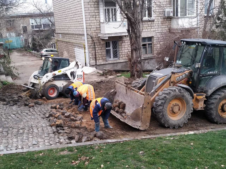 Брусчатку рабочие снимают, а затем грузят в кузов грузовика