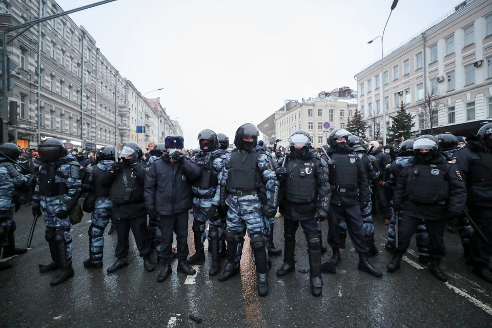 В отношении росгвардейца, ударившего оператора на акции в Москве, проведут проверку