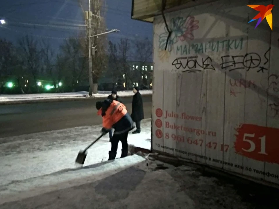 дворник в питере. дворник в разные районы срочно!. колет лед топором. дворников хватает. снегопад дворник с лопатой.