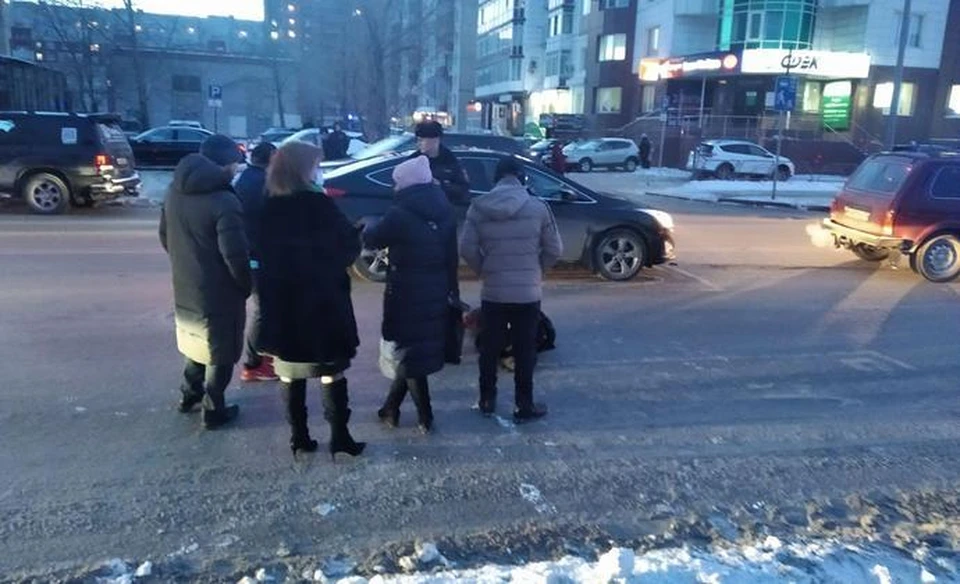 В Тюмени водитель на «БМВ» сбил перебегавшую дорогу женщину.