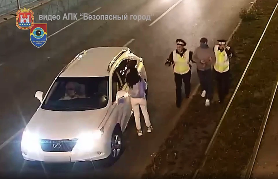 Женщина увидела патрульный автомобиль ДПС, открыла окно и крикнула, что в салоне находится вооруженный мужчина.
