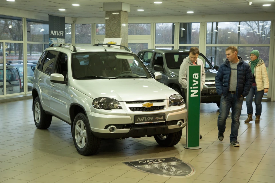 Продажи новых автомобилей в России за январь упали на 4,2%