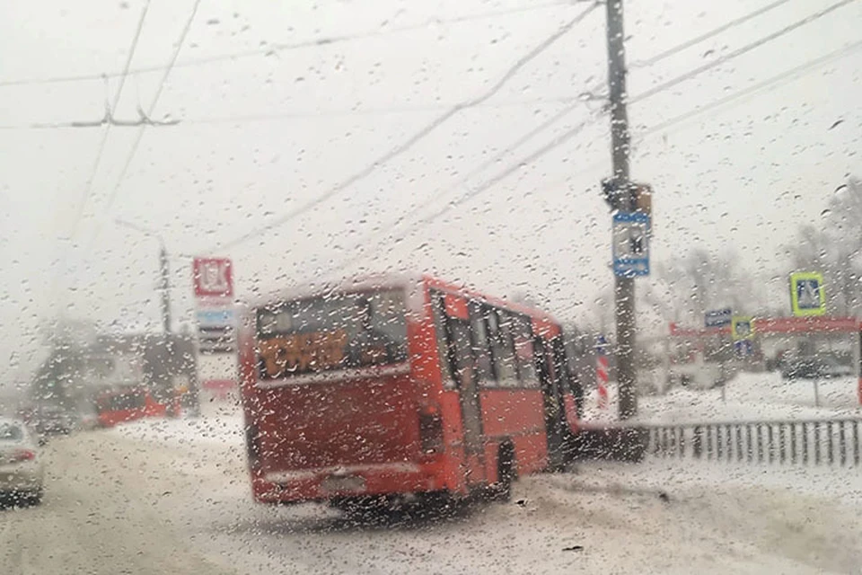 Маршрутка вылетела с дороги и врезалась в забор на проспекте Ленина. Фото: Леша Ястреб