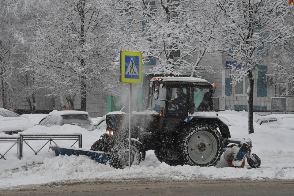 Мужчина не хотел давать трактору убирать снег.