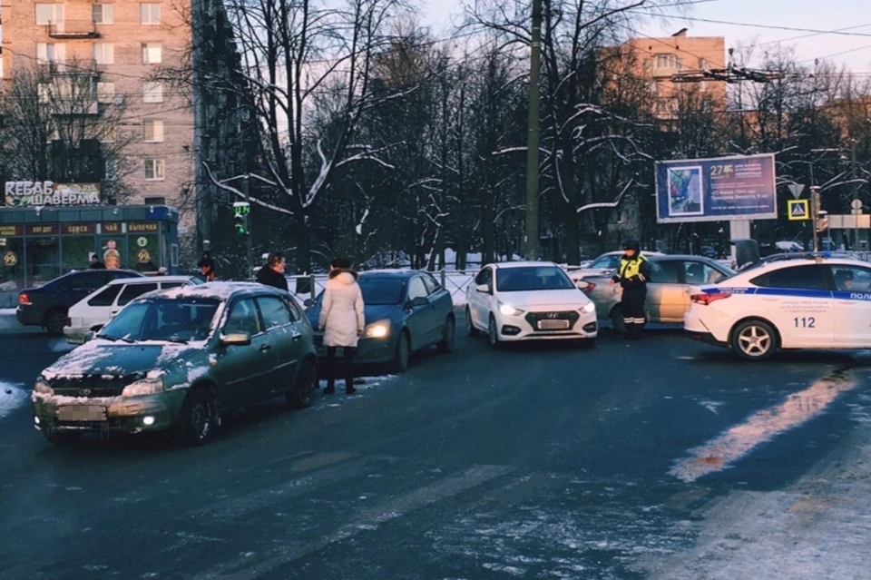 Жесткое ДТП двух легковушек произошло в Выборгском районе Санкт-Петербурга. Фото: vk.com/dorinspb