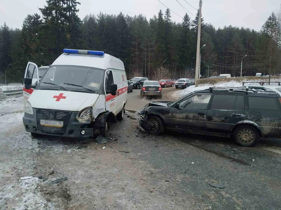 Легковушка вылетела на встречку и врезалась в машину скорой помощи в Ижевске