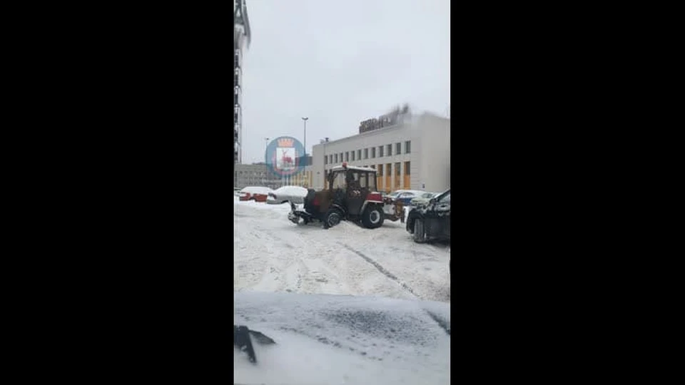 Снегоуборочная техника застряла в снегу: неприятность случилась с одним из водителей в районе ТЦ "Жар-Птица". ФОТО: "Нижний Новгород |БЕЗ ЦЕНЗУРЫ"