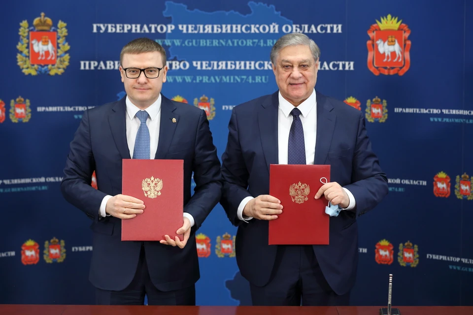 Губернатор Алексей Текслер и генеральный директор АО «ЧЭМК» Павел Ходоровский подписали стратегически важное для каждого горожанина экосоглашение.