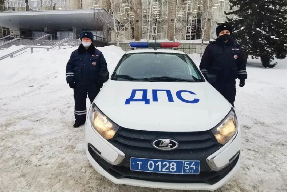 Мужчине помогли капитан полиции Евгений Матвиенко и старший лейтенант полиции Дмитрий Минеев. Фото: ГИБДД по НСО.