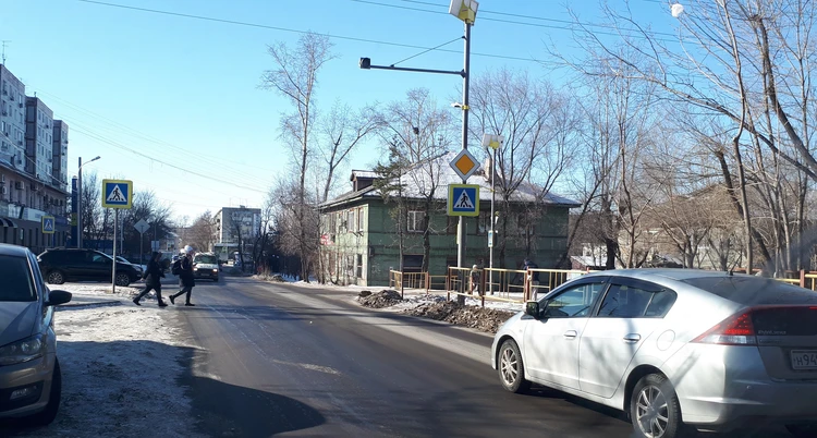 «Машины носятся, как угорелые»: хабаровчане жалуются на оживленное движение возле школ