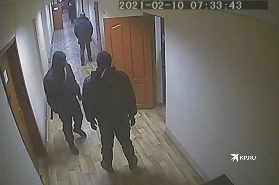 Силовики проводили обыски в районном ДЭУ с раннего утра. Фото: читатель "КП"
