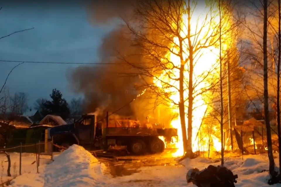 Повреждение газопровода стало причиной крупного пожара в Колпинском районе Санкт-Петербурга. Фото: vk.com/s.kostyay