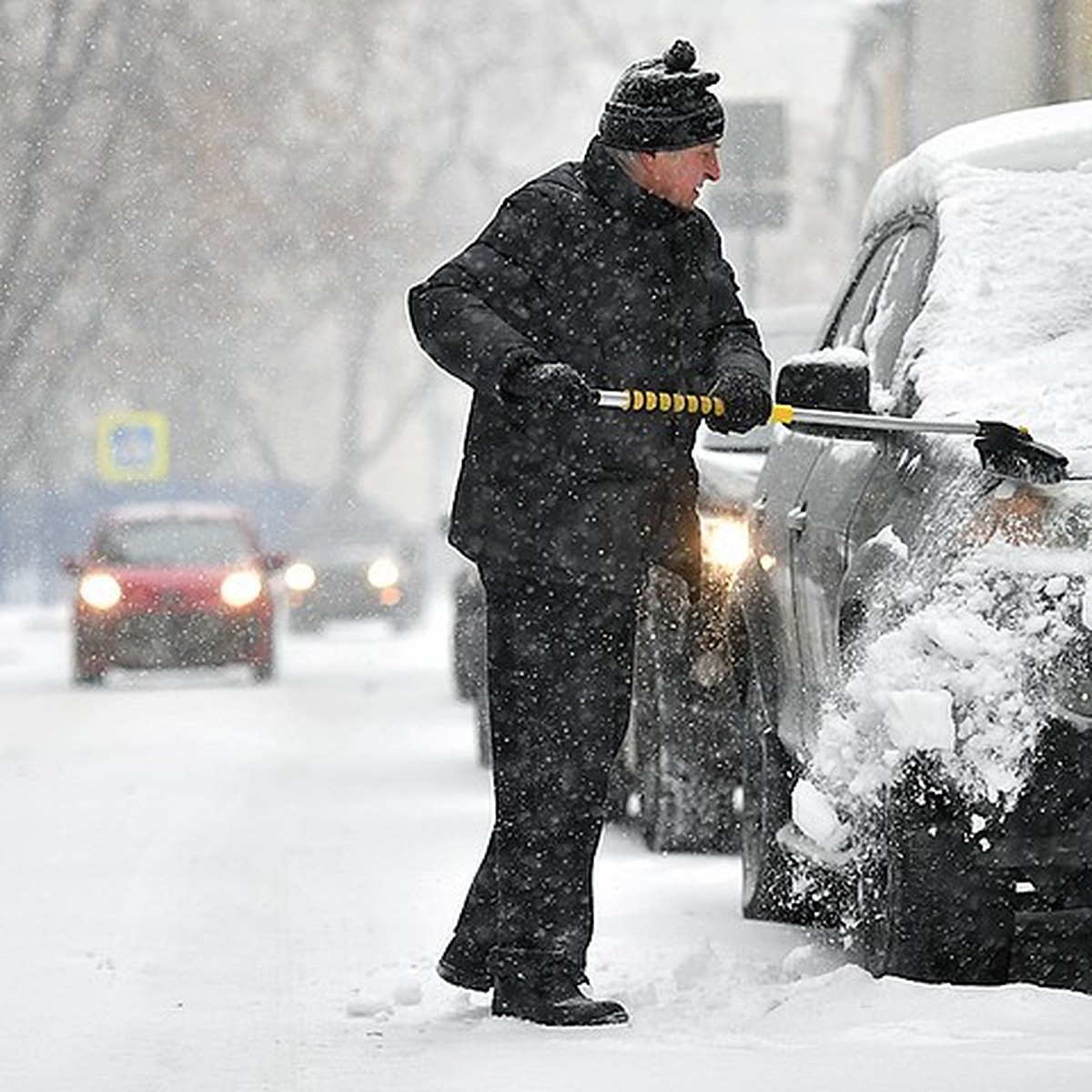 Автоэксперт дал советы водителям, как вести себя в снежную погоду - KP.RU