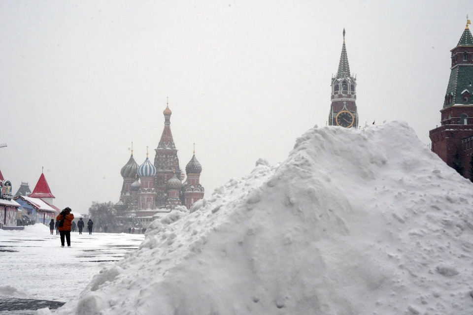 Сильный снегопад накрыл столицу, снег идет уже вторые сутки, увеличивая сугробы и «снежные» шапки на машинах москвичей.