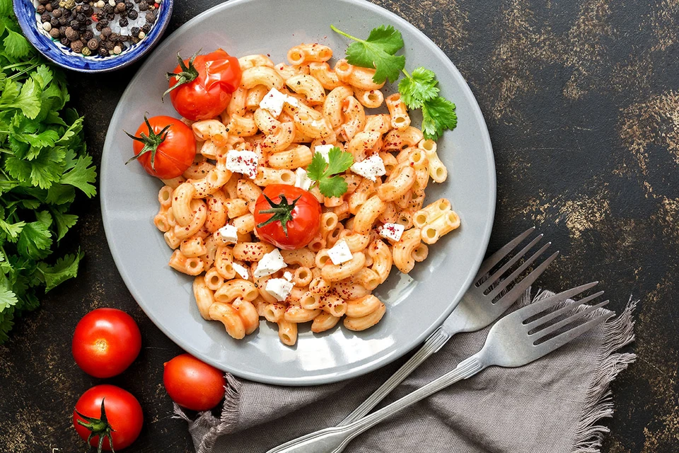 Пользователи социальной сети TikTok стали сходить с ума от запеченной пасты с сыром фета, ставшей для многих любимым ежедневным блюдом в период карантина.