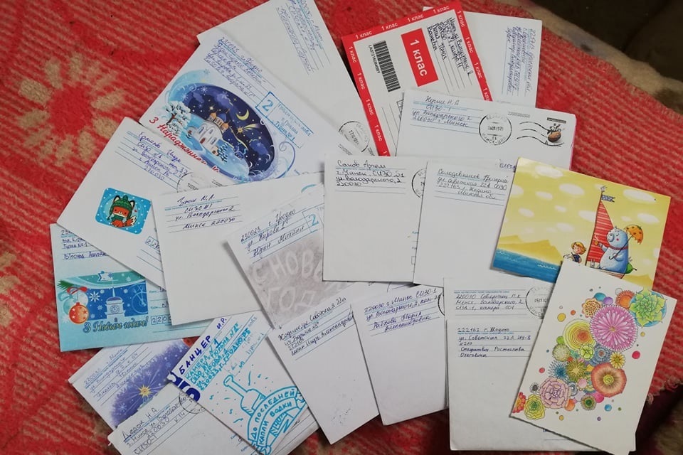 Тем, кто находится в СИЗО, можно отправлять не только письма, но и красочные открытки, наклейки и раскраски.