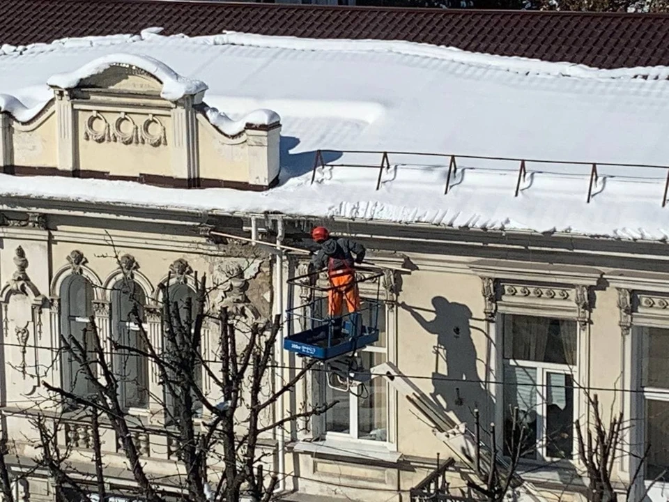 Высокие здания оградили сигнальной лентой для безопасности прохожих. Фото: Крым 24