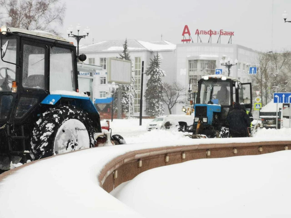 Снегоуборочная техника чистит снег в районе сахалинского дома правительства