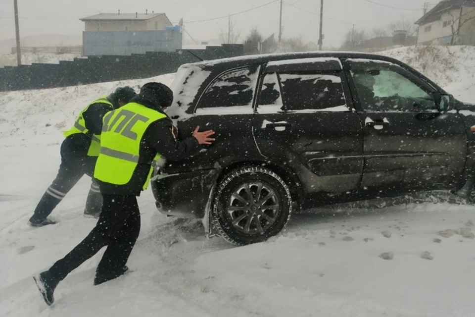 Полиция помогает жителям Владивостока справиться с последствиями снегопада