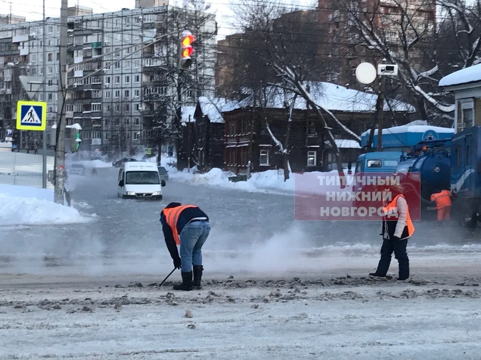 Улицу Ковалихинскую в Нижнем Новгороде затопило холодной водой из-за прорыва трубы. ФОТО: "Типичный Нижний Новгород"